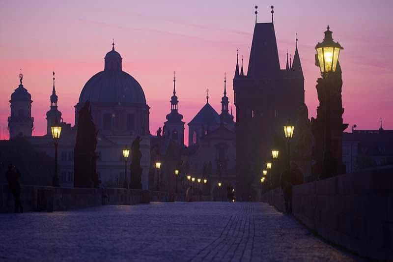 El puente de Carlos al atardecer, en Praga